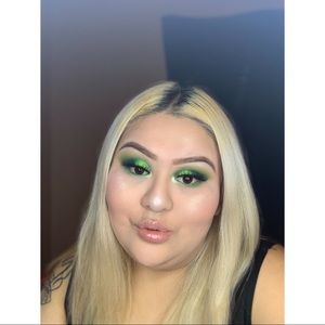 Meet your Posher, Iris